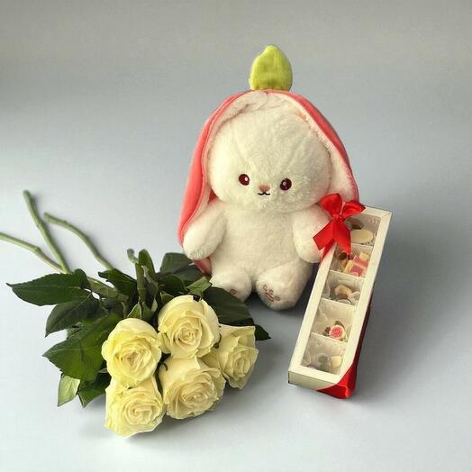 Комбо игрушка, белые розы, конфеты