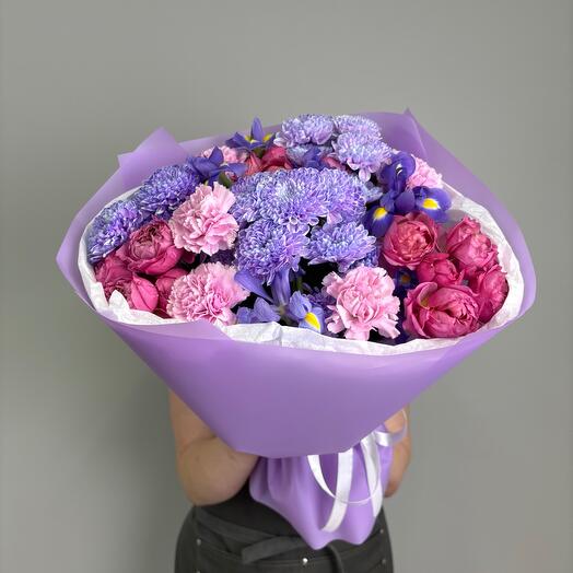 Яркие чувства 💟 ирисы, кустовая роза, хризантемы и диантусы