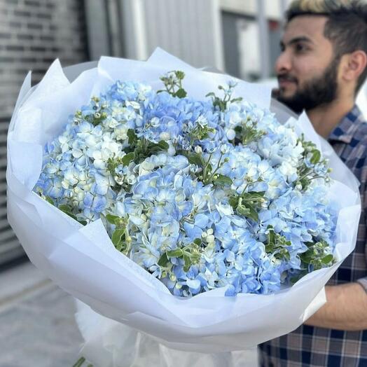 Голубые гортензии в букете "Кусочек неба"