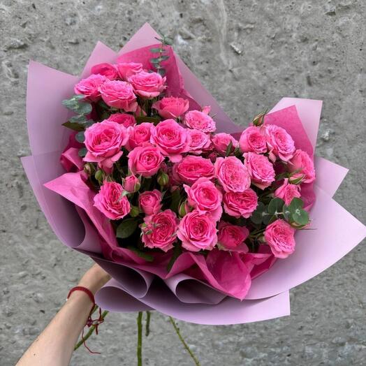 Монобукет из  малиновых кустовых роз
