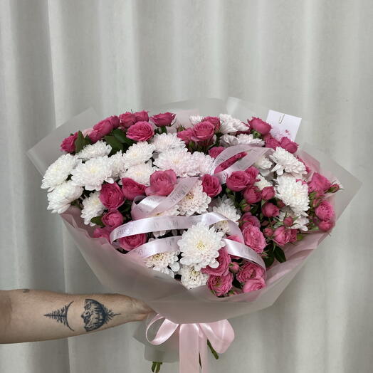 Кустовые розы с хризантемой