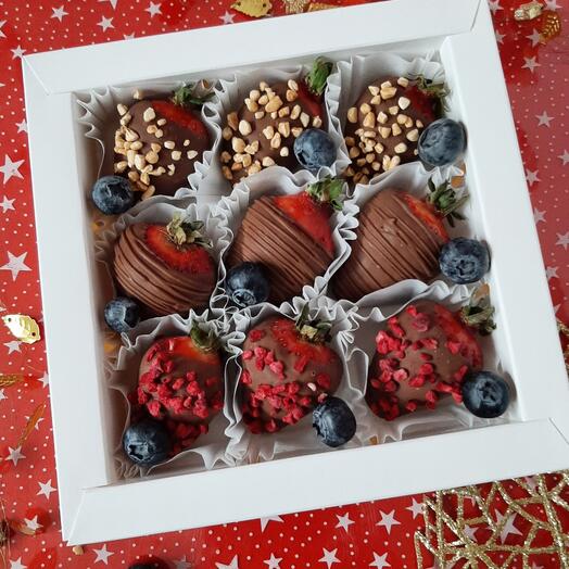 Клубника в шоколаде  подарок на день рождения 9-12шт
