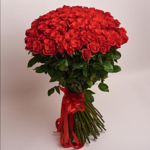 Охапка 101 красная роза Фридом под ленту арт. 35163