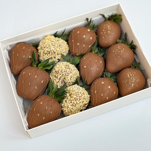 Клубника в шоколаде с ореховой крошкой