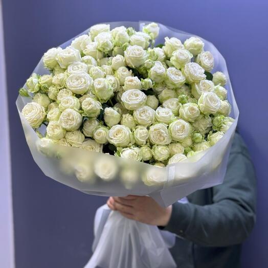 Белые кустовые розы бомбастик
