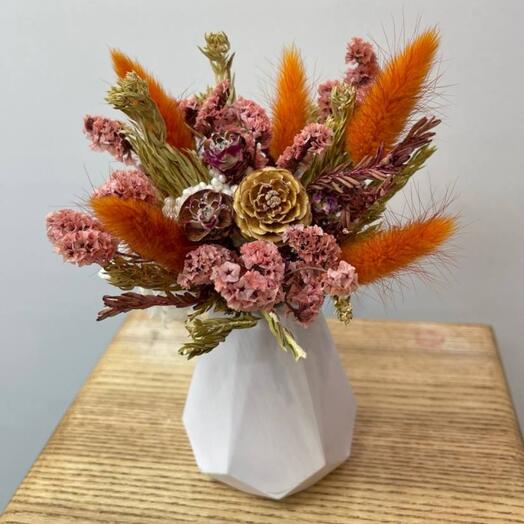 Интерьерная композиция из стабилизированных цветов и сухоцветов для декора