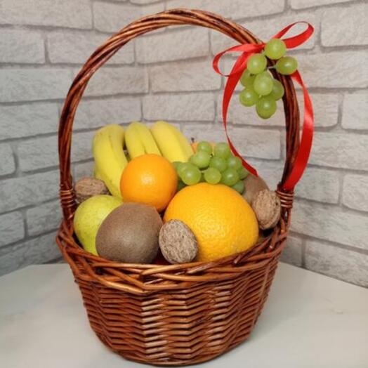 Корзина с фруктами и орешками
