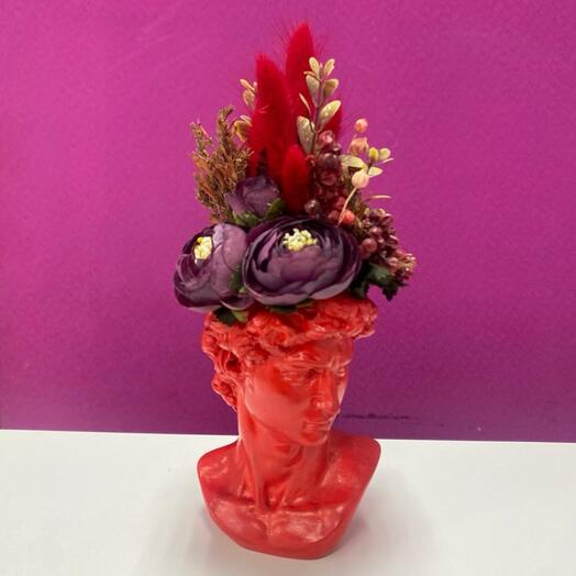 Интерьерная голова Давида с сухоцветными ранункулюсами