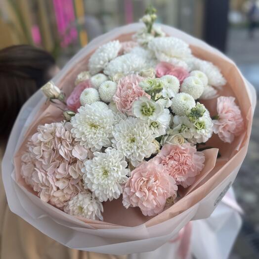 Букет с розовой гортензией , матиолой и кустовой хризантемой