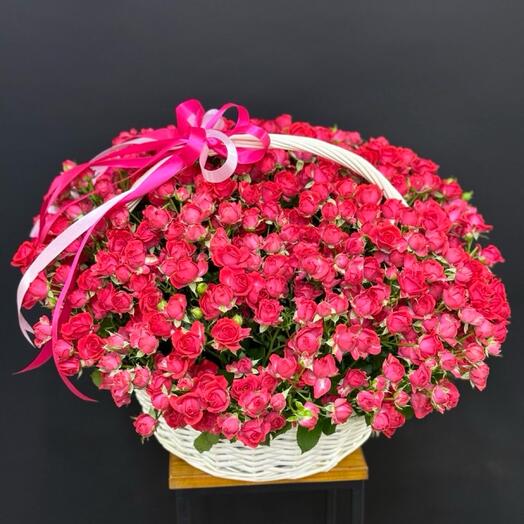 Корзина с кустовыми розами