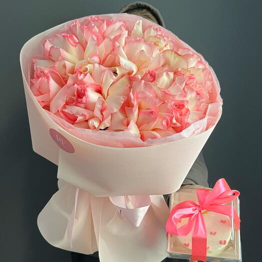 Комбо из французких роз и бенто тортик