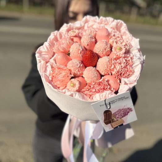 Букет из 12клубник в Бельгийском шоколаде и Диантусов 5 розовых в упаковке