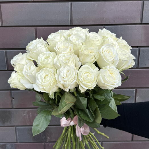 Моно- букет из белых роз под ленту