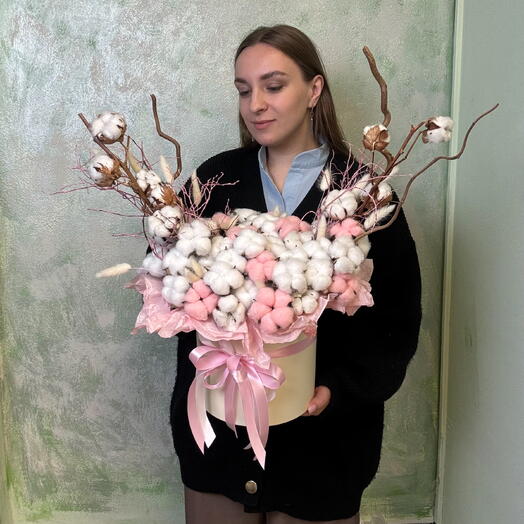Композиция из хлопка в шляпной коробке