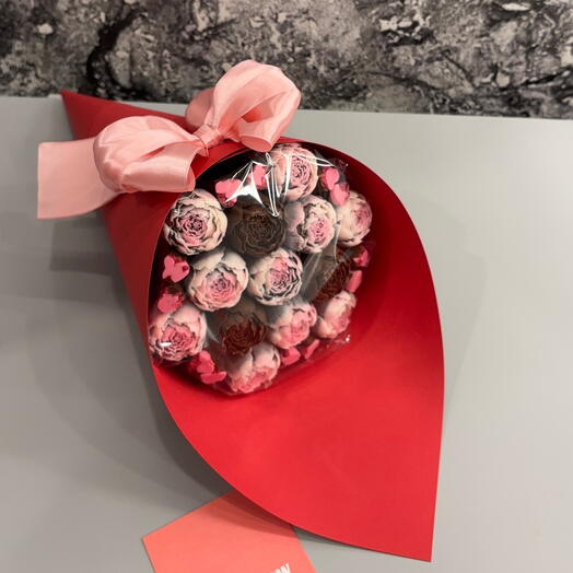 Букет из 13 пионов с сердечками