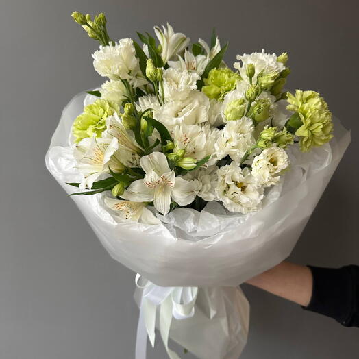 Букет из белой альстромерии, эустомы и гвоздик Гренни Смит