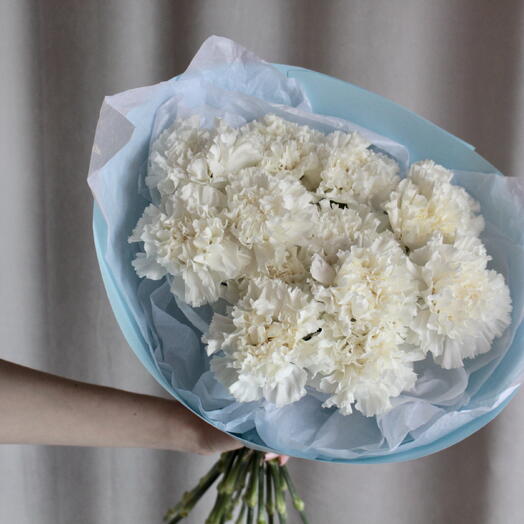 Моно из белых гвоздик в голубом