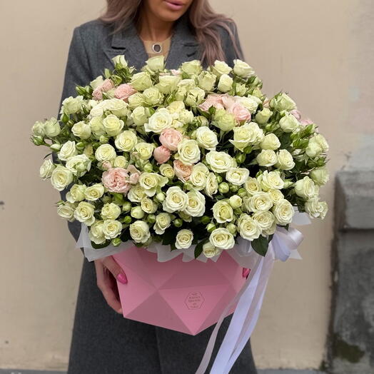 Цветы в коробке кустовые розы 🌹