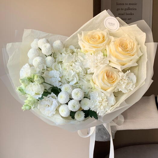 Букет «Сливочный крем» с гортензией, пионовидными розами и хризантемами🤍