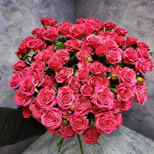 Монобукет из ярких кустовых роз "Love in the air"