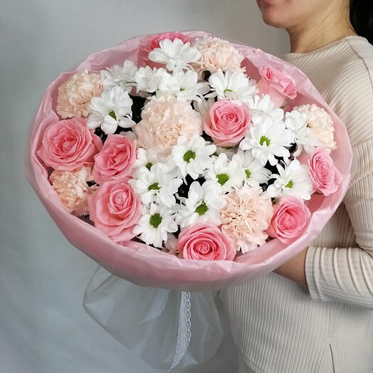 💕Нежный букет "PERVOЦВЕТ" из белых кустовых хризантем, роз и диантусов