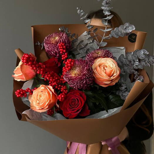 Букет из чайной розы, илекса и хризантемы бигуди Кахала