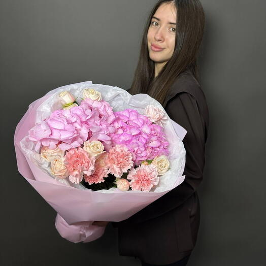 Букет из гортензии, диантуса и розы куст. 041