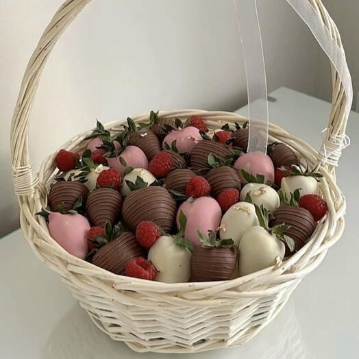 Корзина с клубникой в шоколаде Каприз (25 см)