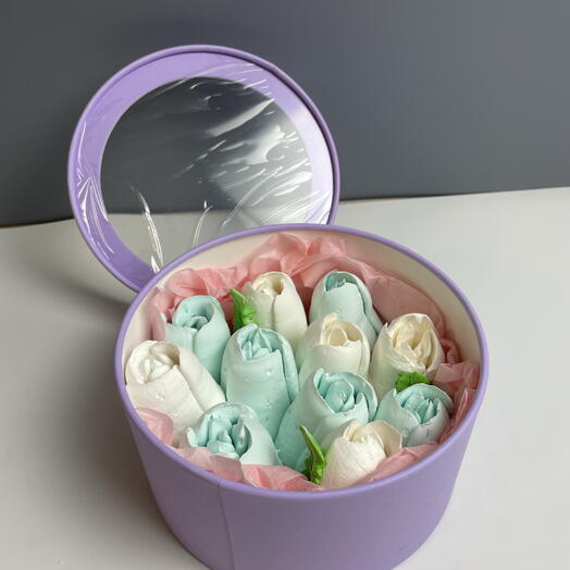 Зефирные тюльпаны в фиолетовой коробке шайбе D — 18 см