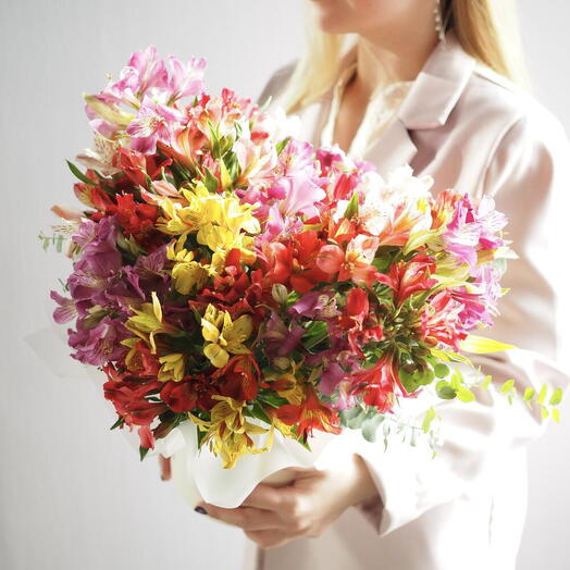 Солнечное настроение с альстромерией в коробке