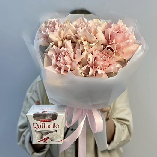 Букет французских роз и рафаэлло