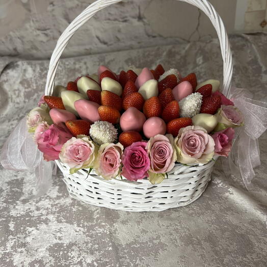 Корзина с клубникой и цветами для мамы