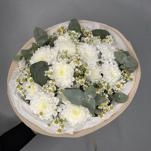 Букет с эвкалиптом, ромашками и хризантемой 🤍