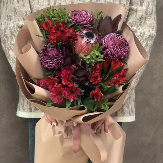 Букет с протеей и хризантемой