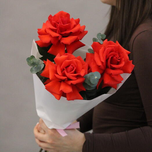 3 алых французских розы с эвкалиптом