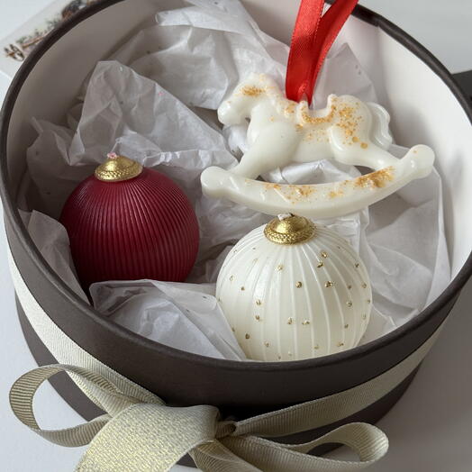 Подарочный набор свечи Новогодний шар и саше Лошадка