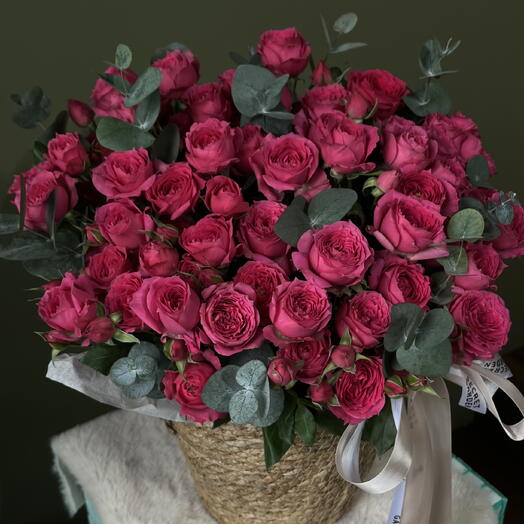 Кашпо с кустовыми розами