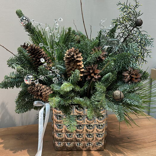 Стильная хвойная композиция в кашпо
