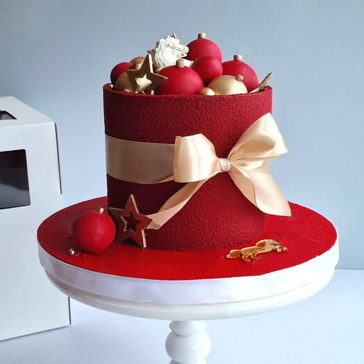Торт новогодний, коробка с игрушками
