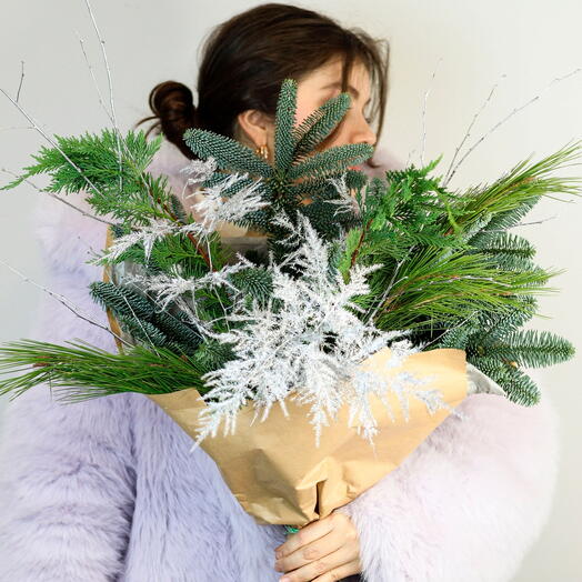 Букет из хвои с ветками берёзы и аспарагусом "Зимнее сияние"