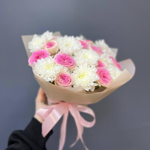 Комплимент из кустовых хризантем и кустовых роз