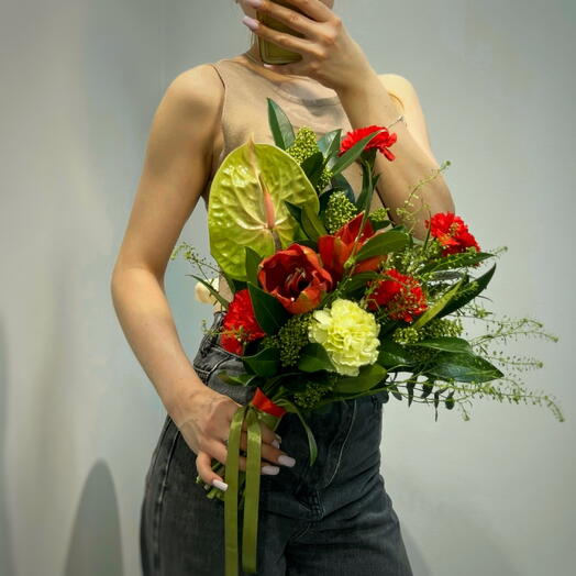 Букет невесты красно-зеленый с антуриумом и амариллисом