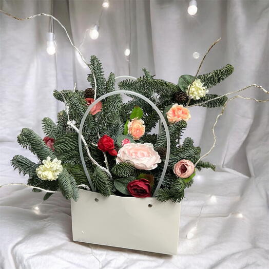 Букет из нобилиса с искусственными цветами