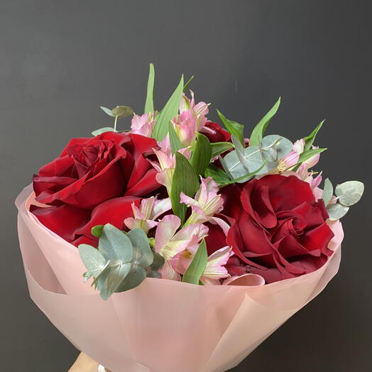 Букет из французских роз и альстромерий 6