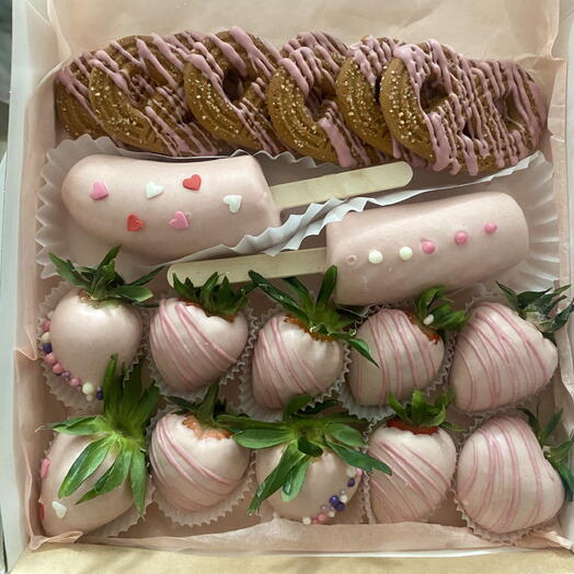 Клубника в шоколаде+бананы+крендельки