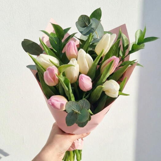 Ramo con 10 tulipanes rosados y/o blancos