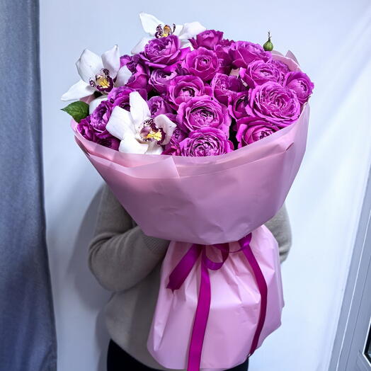 Нежный букет пионовидных кустовых роз 💗