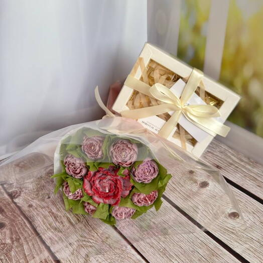 Набор подарочный из букета пионов и аромасаше