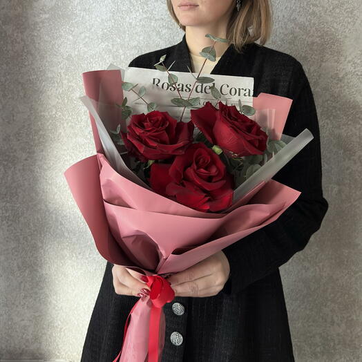 Букет из красной французской розы и эвкалипта "Классик"