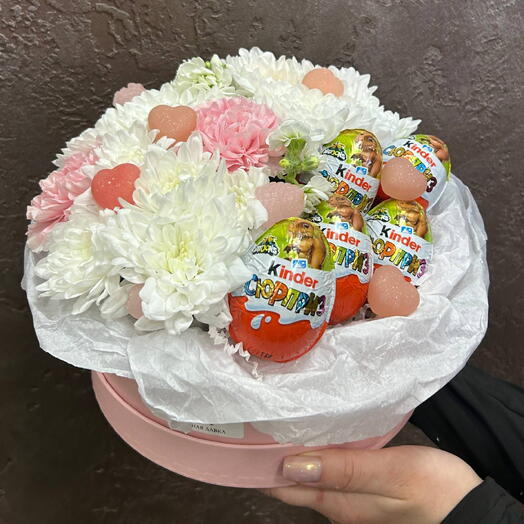 Композиция с киндерами на День Влюбленных